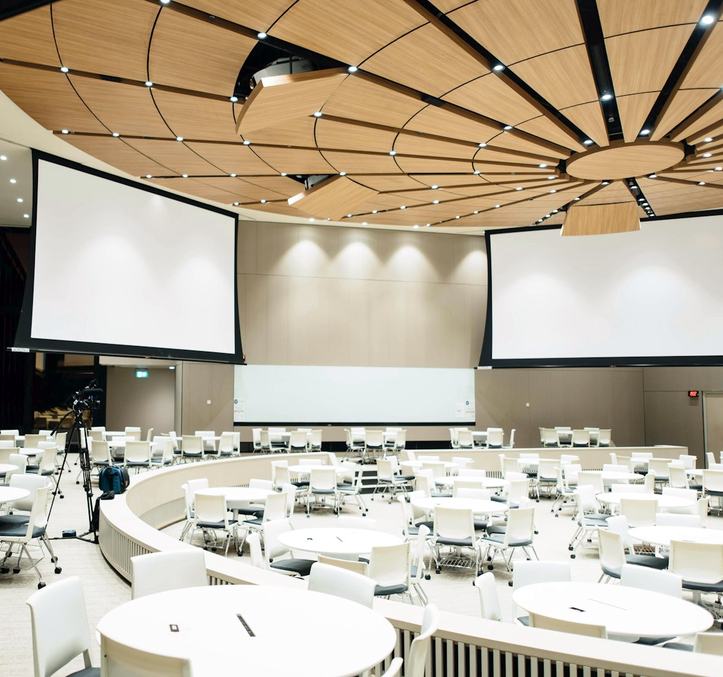 Publiczność podczas wydarzenia kulturalnego, konferencji lub spotkania branżowego
