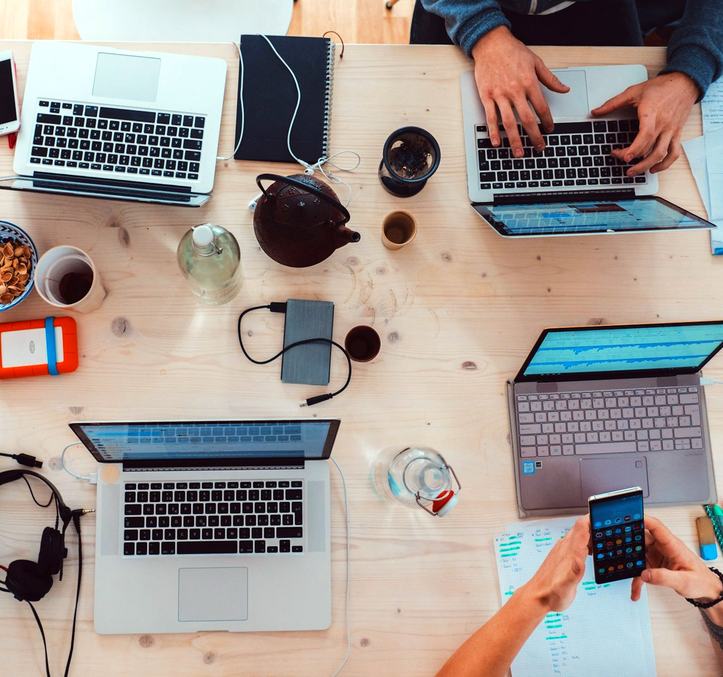 Zespół startupu technologicznego pracujący nad projektem w nowoczesnym biurze